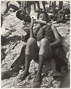 [Beach Scene: Couple Eating Corn on the Cob, Coney Island, New York]