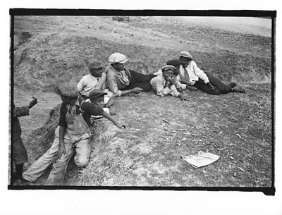 [Children on Levee, New Orleans Vicinity, Louisiana]