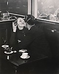 Couple d'amoureux dans un petit café, quartier Italie