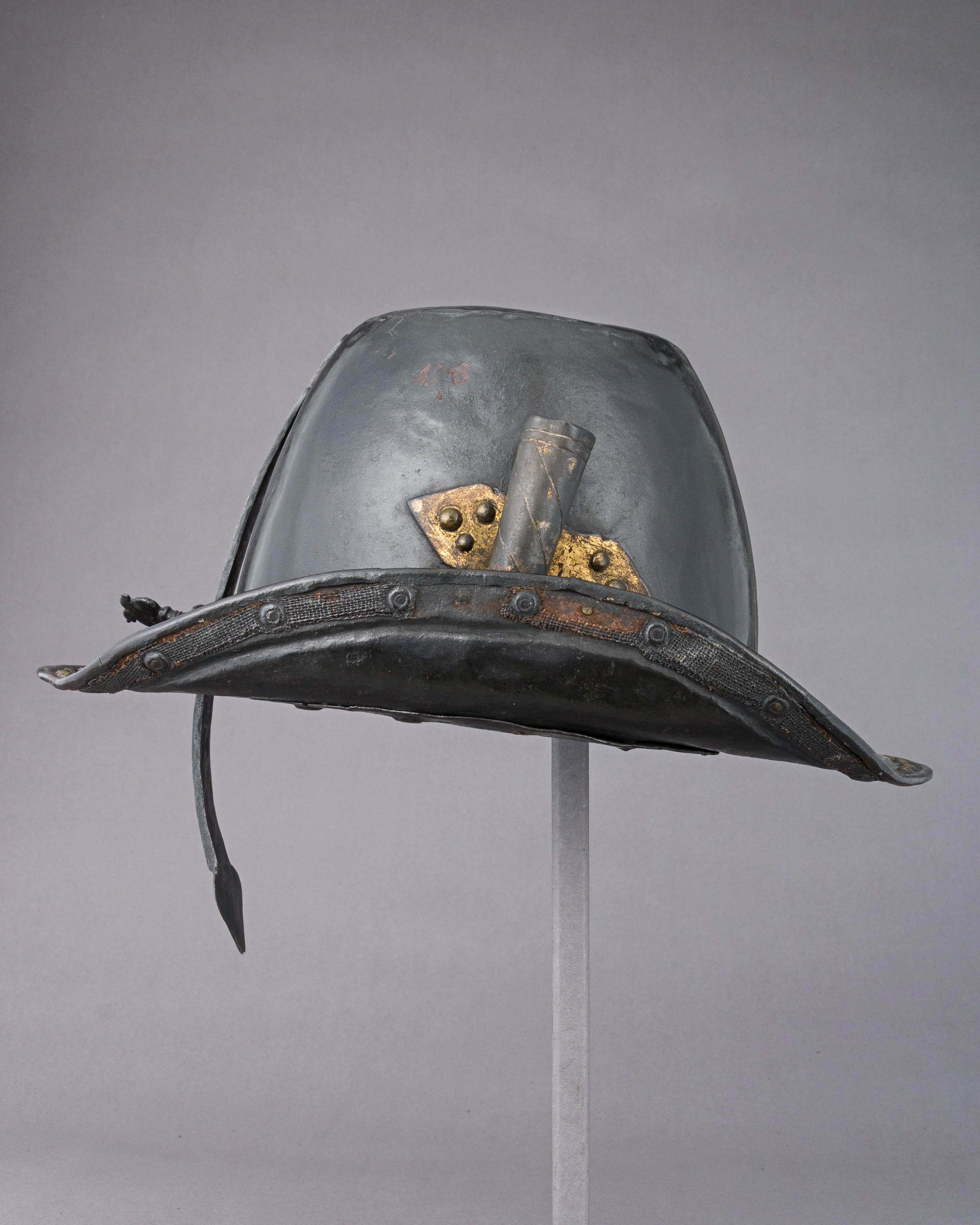 Каска в форме шляпы. Шапель Айзенхут. Шапель де Фер шлем. Айзенхут шлем. Византийский шлем Шапель.