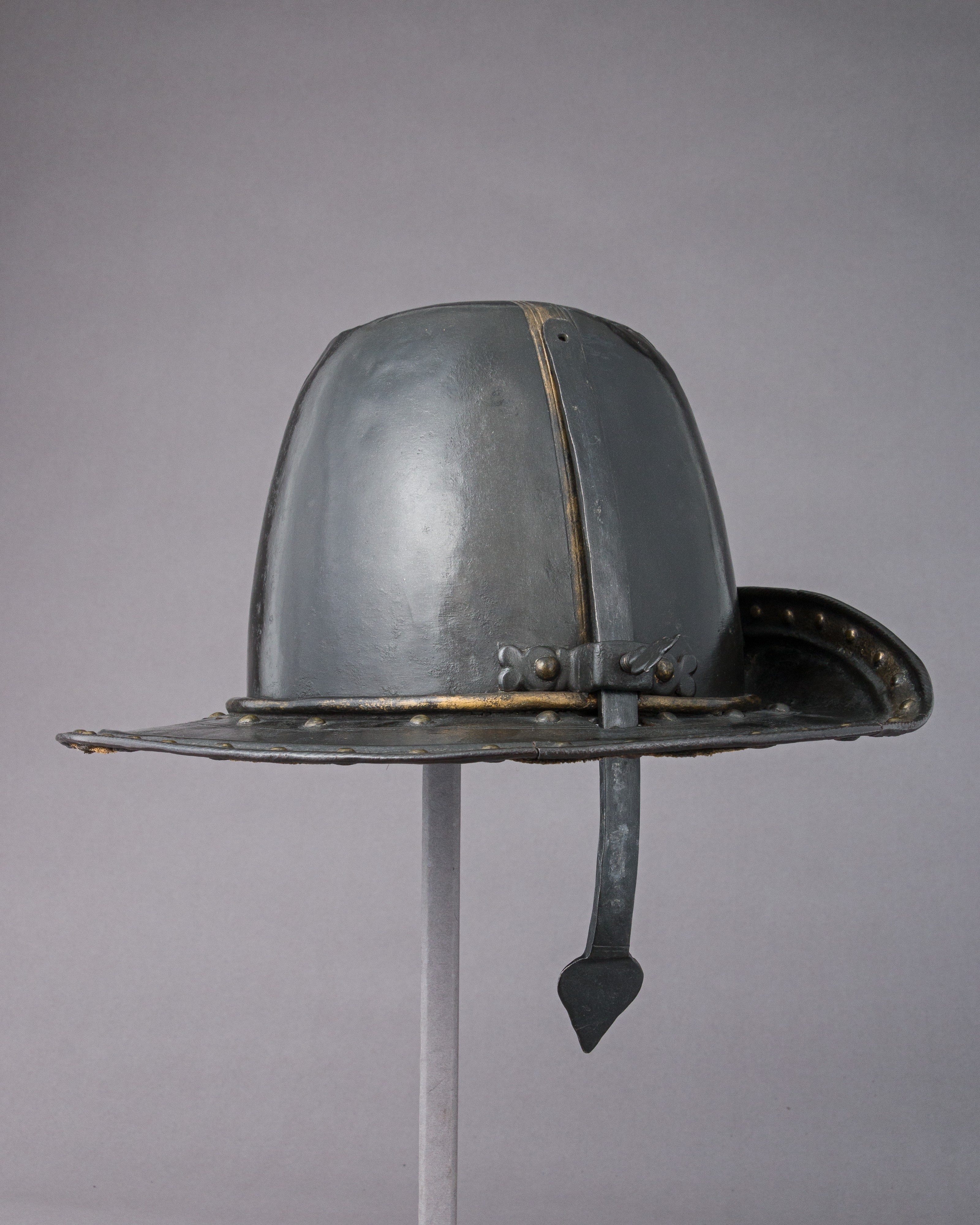 Каска в форме шляпы. Шлем кабассет 17 века. Шлем железная шляпа 17вв. Шлем Морион-кабассет. Шлем черепник 16 век.