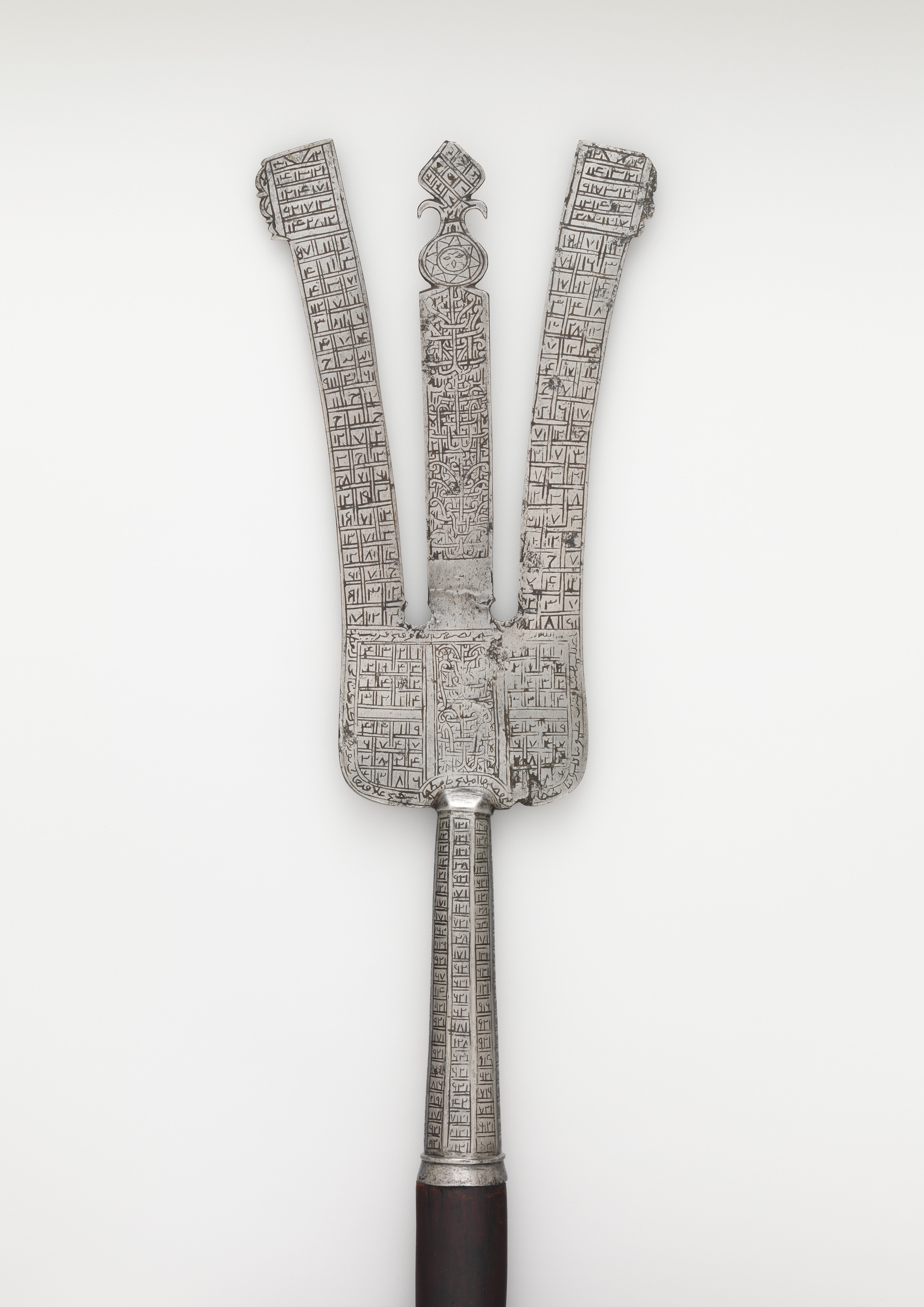 Workshop of Ahmed Tekelü, Short Sword (Yatagan) from the Court of Süleyman  the Magnificent (reigned 1520–66), Turkish, Istanbul