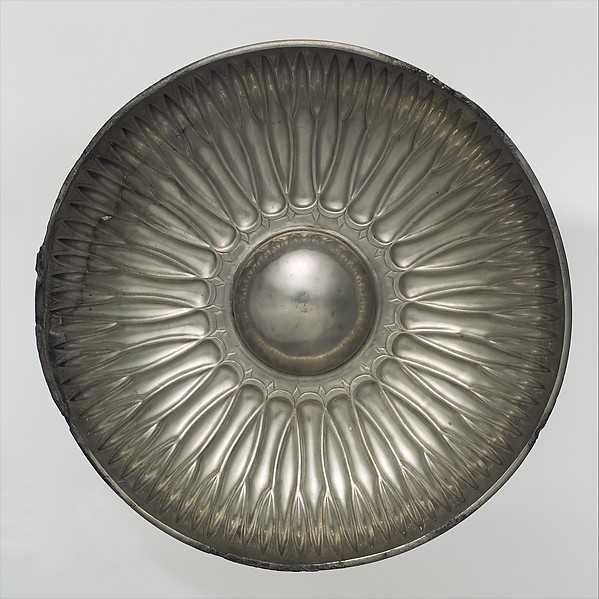 Bowl with a radiating petal design Diam. 6 3/8 in. (16.7 cm)