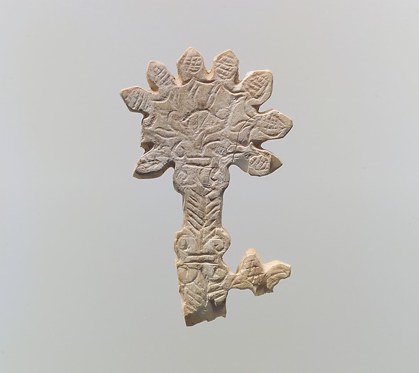 Plaque in the form of a tree 1.85 x 0.14 in. (4.7 x 0.36 cm)