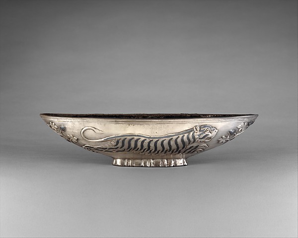 Oval bowl with running tigresses on each side 3.86 x 6.42 in. (9.8 x 16.31 cm)