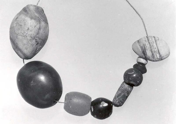 Beads String: L. 11.3 cm Largest bead: 2.6 cm x Diam. 1.9 cm