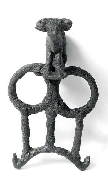 Harness ring surmounted by bull 5.71 x 2.76 in. (14.5 x 7.01 cm)