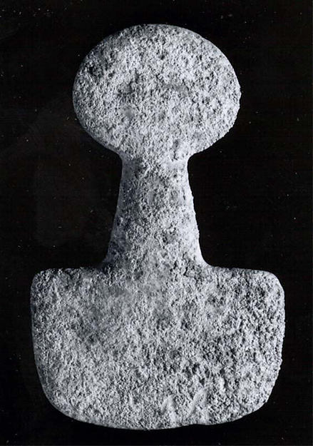 Spade-shaped schematic female (?) figure 0.2 x 2.95 x 3.15 in. (0.51 x 7.49 x 8 cm)
