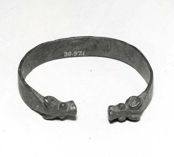 Bracelet with animal heads Diam. 7.3 cm. x D. 1 cm