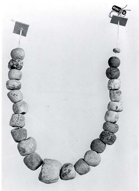 Beads L. of string: 9-1/2 in. Max. Diam. 2.1 cm x H. 1.6 cm