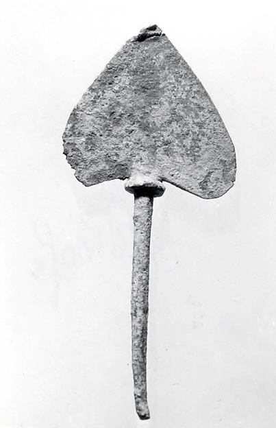Arrowhead or spear head 1.62 x 3.5 in. (4.11 x 8.89 cm)