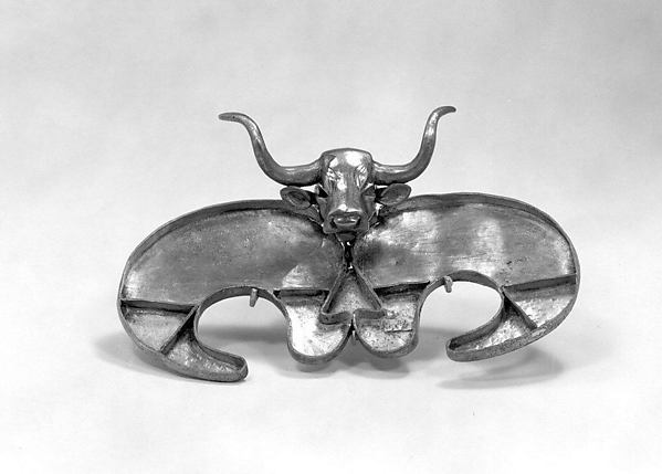 Compartmented pendant with a bull's head 2.68 x 4.33 in. (6.81 x 11 cm)