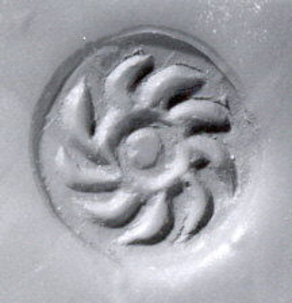 Carinated lentoid seal Seal Face: 2.18 x 2.13 cm Height: 0.82 cm String Hole: 0.3 cm