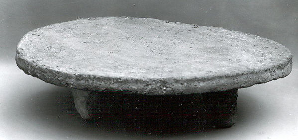 Ceramic bread stand 3.62 in. (9.19 cm)
