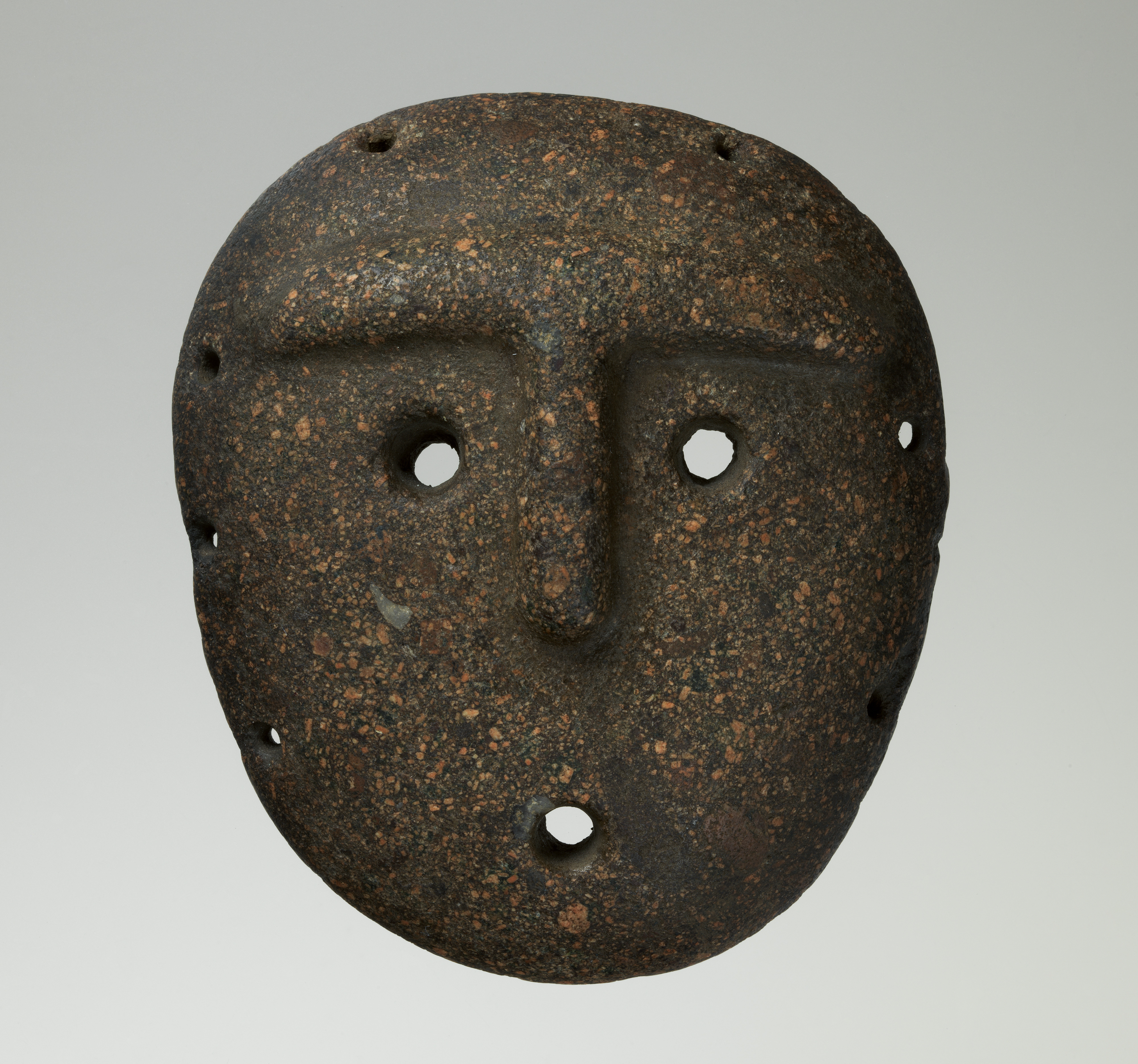 Камень каменной маски. Каменная маска Юба. Каменная маска в музее. Маска с камнями. Финские маски из камня.