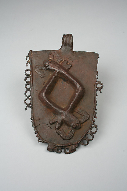 Waist pendant with two mudfish by Ìgùn Ẹ́rọ̀nwwọ̀n (brass-casting guild) artists, The Metropolitan Museum of Art