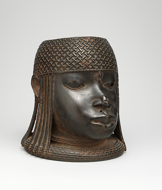 Ùhúnmwèlaò (head of an ọ́bà) by Ìgùn Ẹ́rọ̀nwwọ̀n (brass-casting guild) artists, The Metropolitan Museum of Art