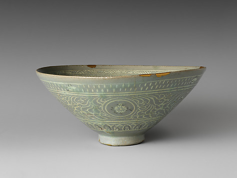Bowl with dragons amid waves - China - Five Dynasties (907–960