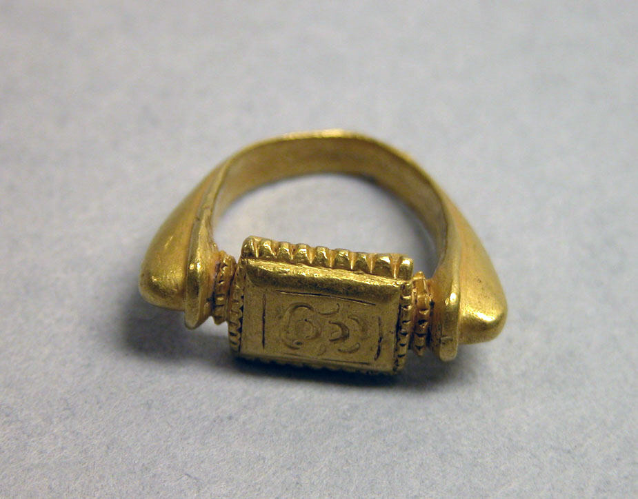 Stirrup-shaped Ring with Rectangular Bezel with 