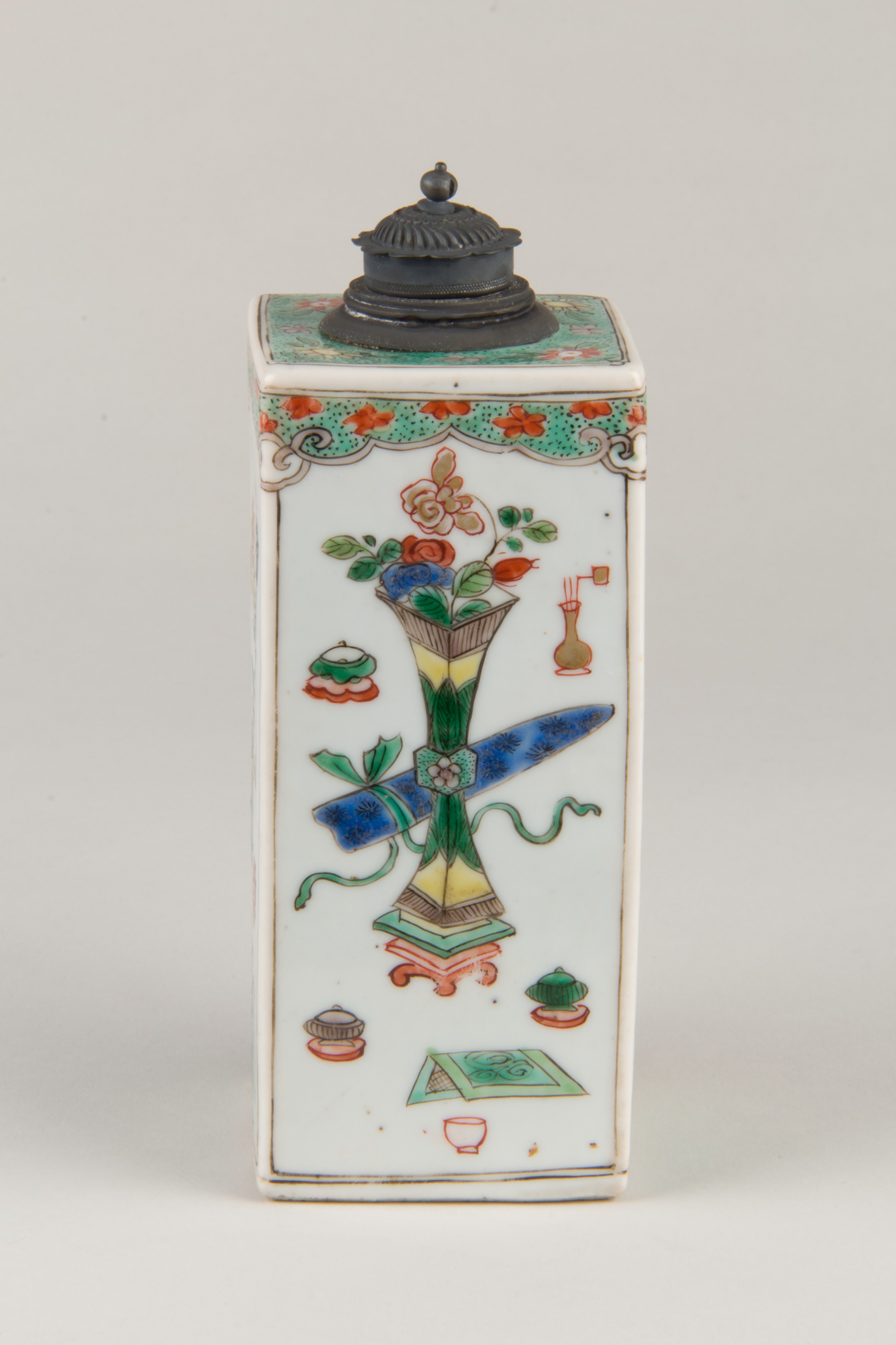 Square vase with archaisitic vessels and flowers | China | Qing 
