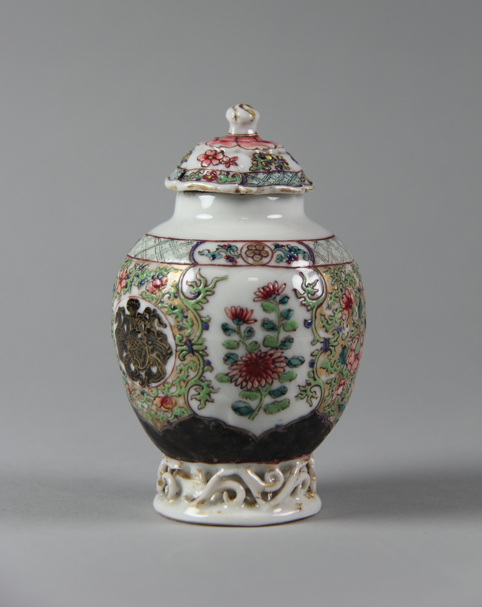 Covered jar with floral pattern | China | Qing dynasty (1644–1911 ...