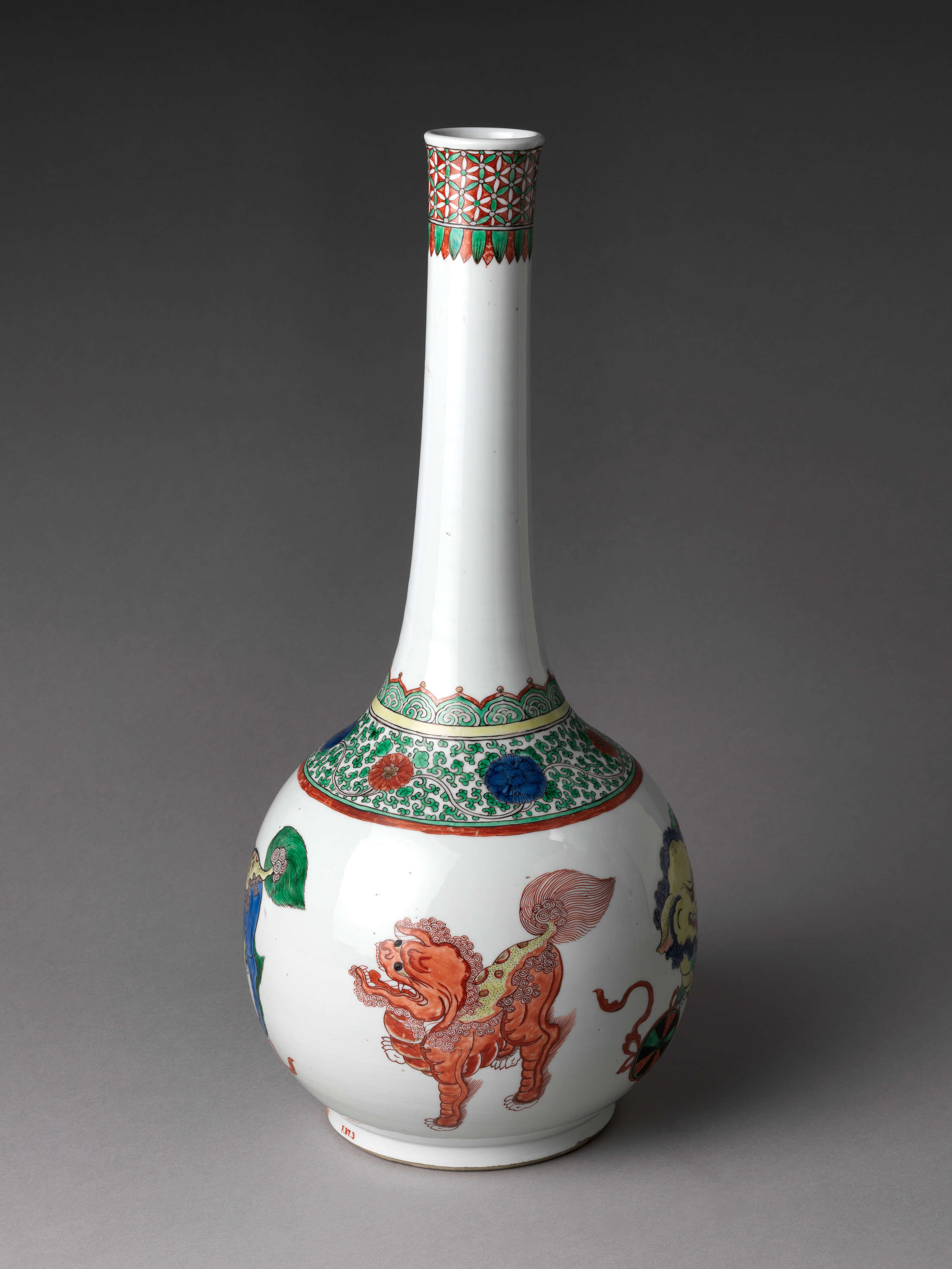 Bottle with Lion | China | Qing dynasty (1644–1911), Kangxi period 