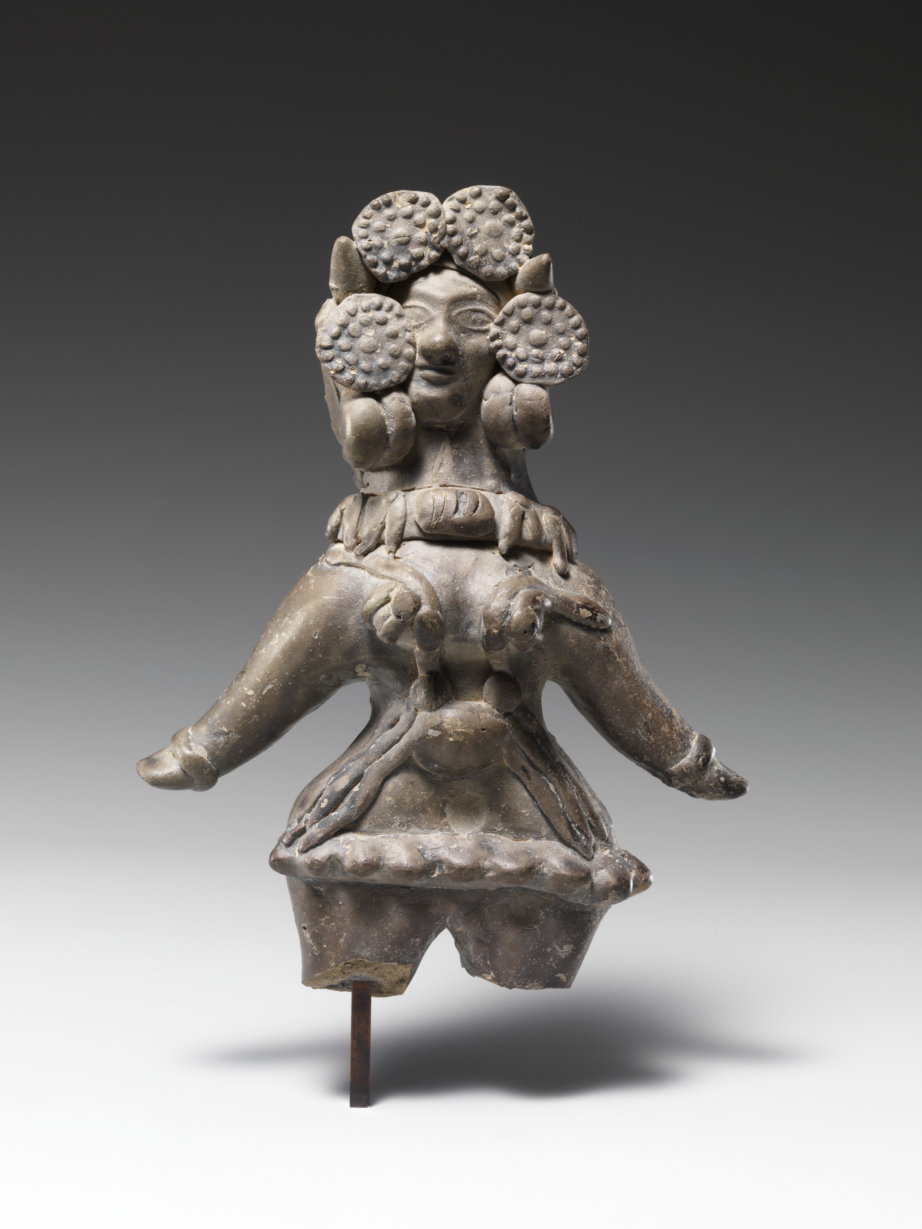 write an essay on sculptures of mauryan art