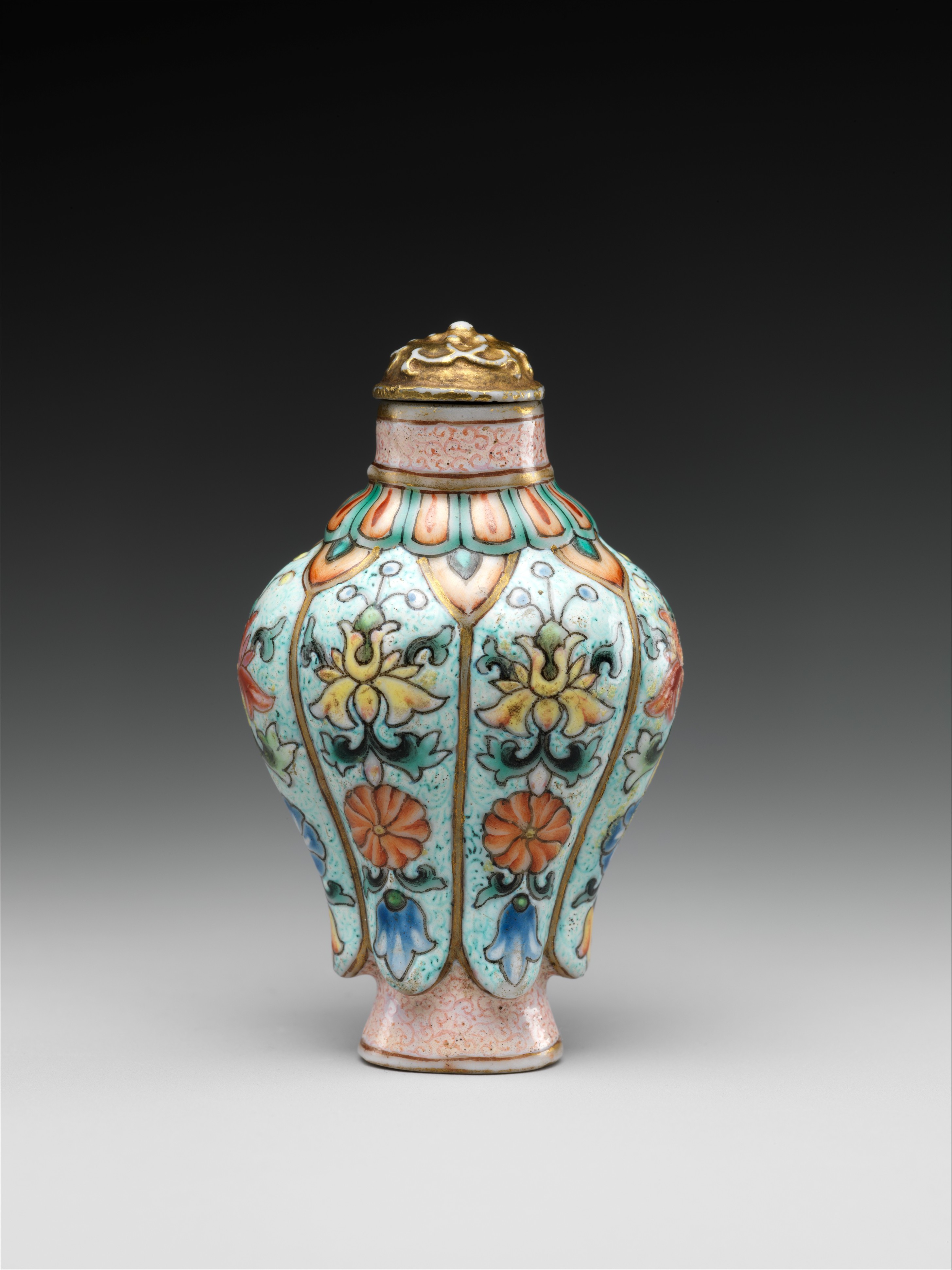 Snuff bottle in imitation of painted enamel metalwork, China, Qing  dynasty (1644–1911), Qianlong period (1736–95)