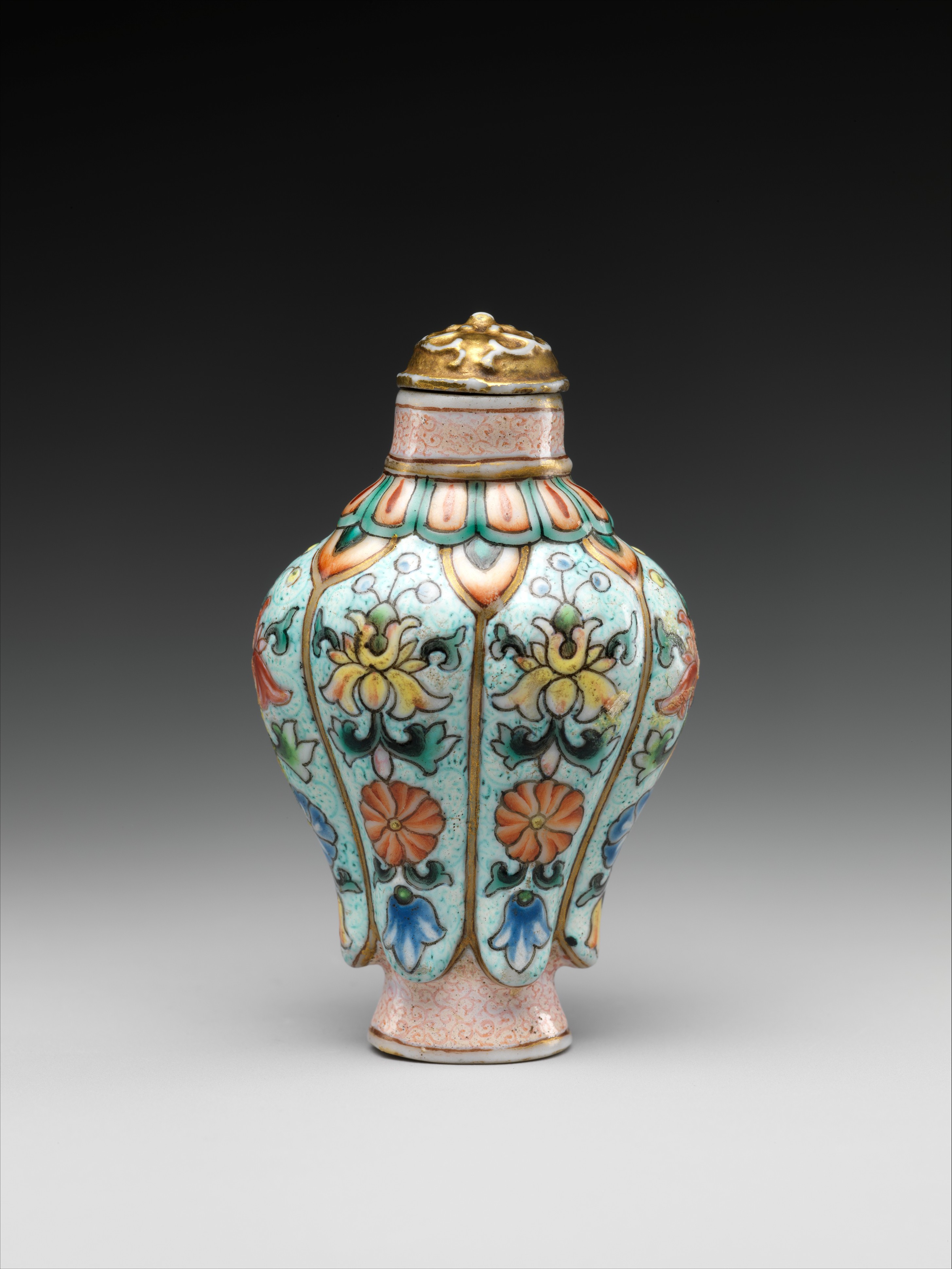 Snuff bottle in imitation of painted enamel metalwork, China, Qing  dynasty (1644–1911), Qianlong period (1736–95)