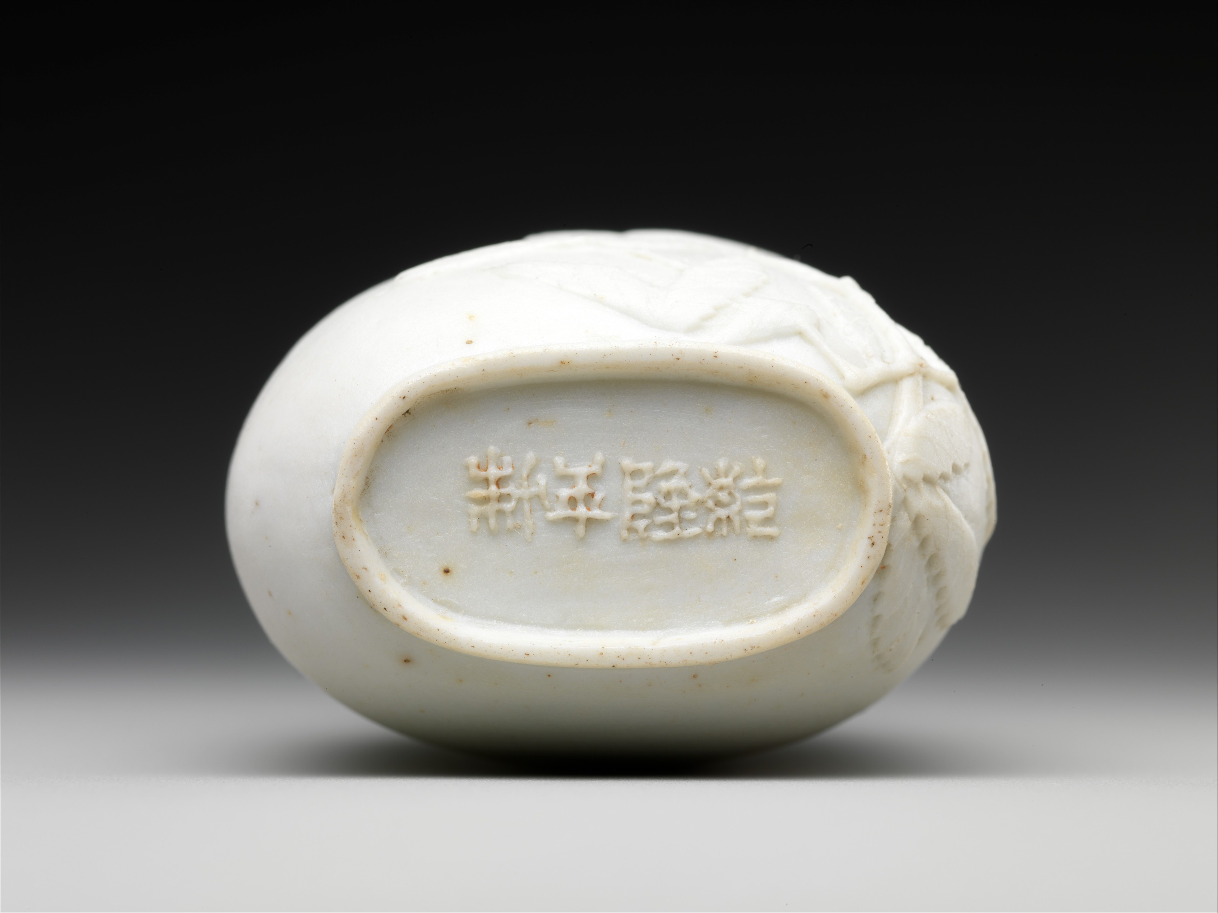 Snuff bottle with bird on a branch | China | Qing dynasty (1644–1911 ...