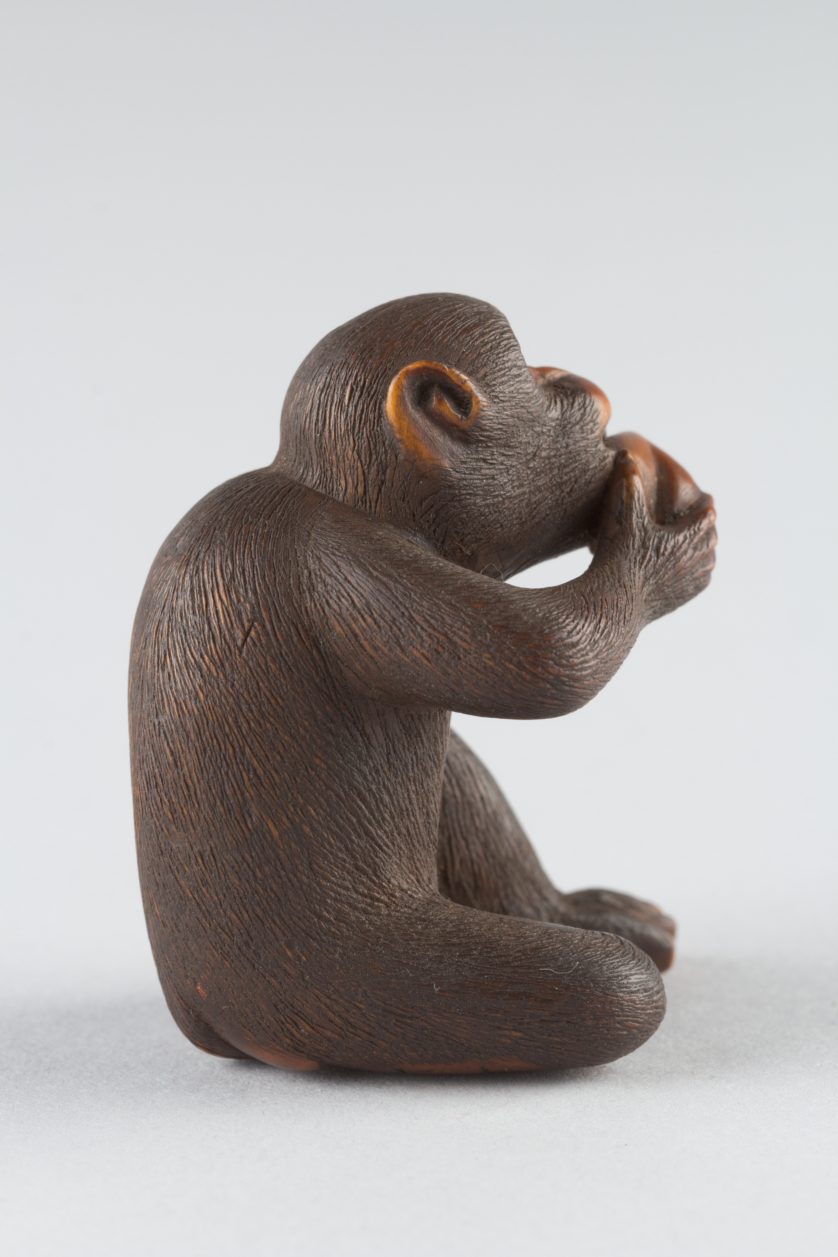 Japanese 1940's Netsuke Boxwood Wood Handcrafted Monkey Eat Peach Carving WN220 