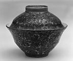 Covered bowl with floral patterns, Porcelain painted in overglaze polychrome enamels (Jingdezhen ware), China