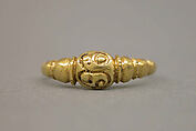 Ring with Raised Circular Bezel and Ribbed Hoop, Gold, Indonesia (Java)