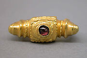 Ring with Reddish-purple Stone Set in Square Bezel, Gold with reddish-purple stone, Indonesia (Java)