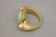 Stirrup-shaped Ring with Green Stone in Square Mount, Gold with green stone, Indonesia (Java)