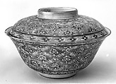 Covered Bowl, Porcelain painted in overglaze polychrome enamels and gilt, China