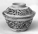 Covered cup with floral patterns, Porcelain painted in overglaze polychrome enamels and with openwork decoration (Jingdezhen ware), China