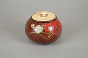 Box with Design of “Evening Face” (Yūgao) Flowers, Style of Ogawa Haritsu (Ritsuō) (Japanese, 1663–1747), Bottle gourd; gold, red takamaki-e, mother-of-pearl, tin, ceramic inlay, Japan