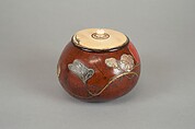 Box with Design of “Evening Face” (Yūgao) Flowers, Style of Ogawa Haritsu (Ritsuō) (Japanese, 1663–1747), Bottle gourd; gold, red takamaki-e, mother-of-pearl, tin, ceramic inlay, Japan