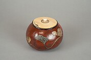 Box with Design of “Evening Face” (Yūgao) Flowers, Style of Ogawa Haritsu (Ritsuō) (Japanese, 1663–1747), Bottle gourd; gold, red takamaki-e, mother-of-pearl, tin, ceramic inlay, Japan
