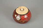 Box with Design of “Evening Face” (Yūgao) Flowers, Style of Ogawa Haritsu (Ritsuō) (Japanese, 1663–1747), Bottle gourd; gold, red takamaki-e, mother-of-pearl, tin, ceramic inlay, Japan
