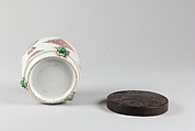 Incense burner with lion-head décor, Porcelain painted in overglaze polychrome enamels (Jingdezhen ware), wooden cover, China