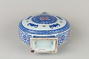 Flask, Porcelain painted in overglaze enamels, China