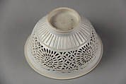 Bowl with floral pattern, Poecelain with reticulated decoration (Jingdezhen ware), China
