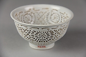 Bowl with floral pattern, Poecelain with reticulated decoration (Jingdezhen ware), China