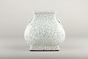 Flask vase, Porcelain with crackled glaze (Jingdezhen ware), China