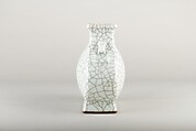 Flask vase, Porcelain with crackled glaze (Jingdezhen ware), China