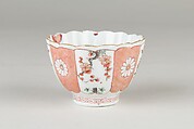 Cup, Porcelain painted in overglaze famille verte enamels and gilt, China