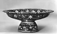Footed dish with floral pattern, Porcelain painted in overglaze polychrome enamels (Bencharong ware for Thai market), China