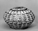 Covered box with floral pattern, Porcelain painted in overglaze polychrome enamels (Bencharong ware for Thai market), China